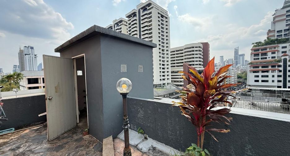 For sale 5 bedrooms retail Space in Watthana, Bangkok