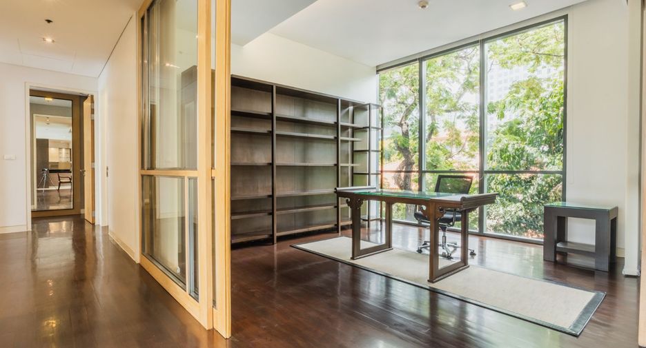 For rent 3 bedrooms condo in Khlong Toei, Bangkok