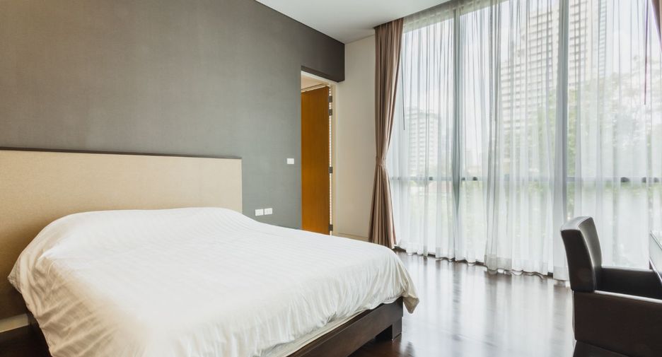 For rent 3 bedrooms condo in Khlong Toei, Bangkok