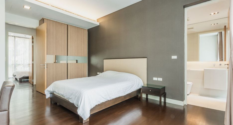 For rent 3 bedrooms condo in Khlong Toei, Bangkok