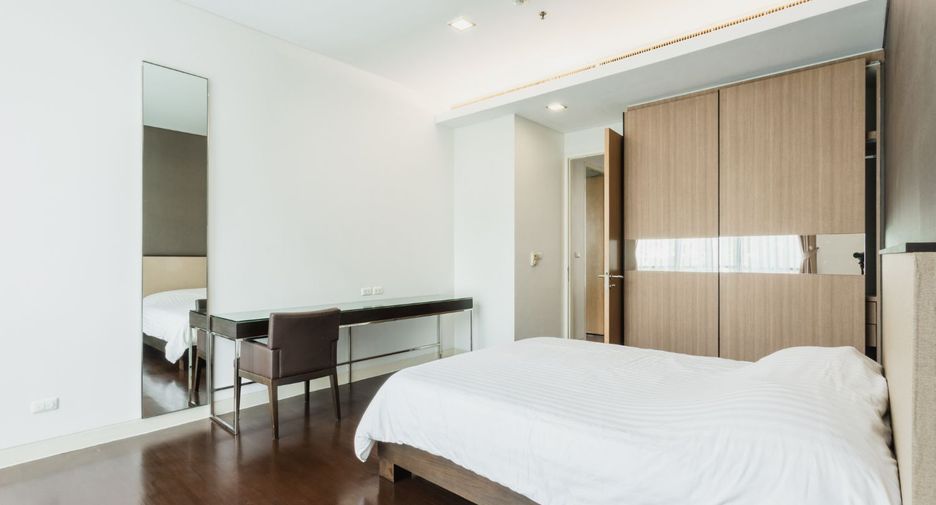 For rent 3 bedrooms condo in Khlong Toei, Bangkok