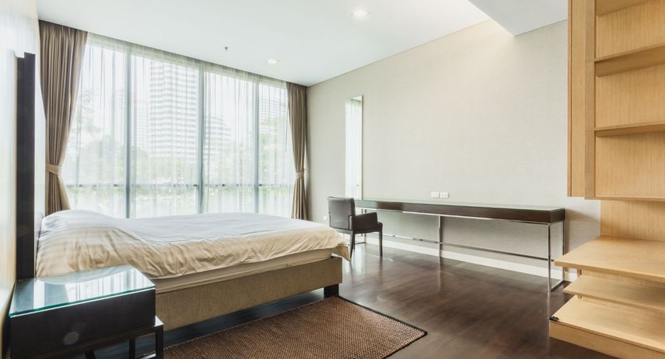 For rent 3 bedrooms condo in Khlong Toei, Bangkok