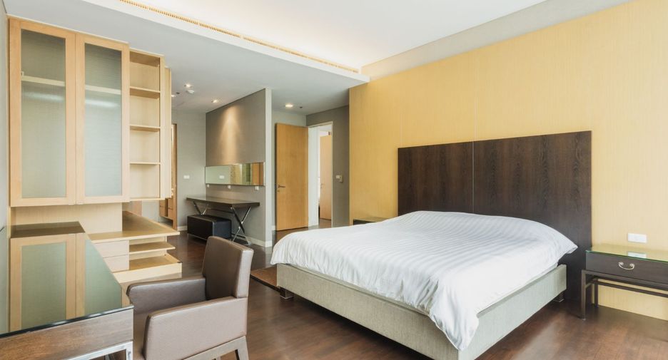 For rent 3 bedrooms condo in Khlong Toei, Bangkok