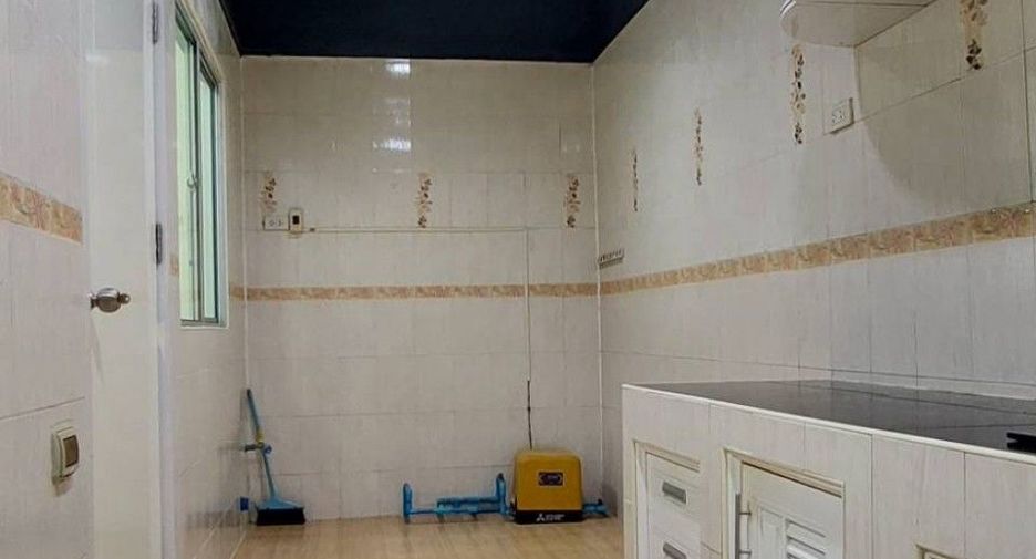 For sale 3 bedrooms townhouse in Mueang Samut Prakan, Samut Prakan