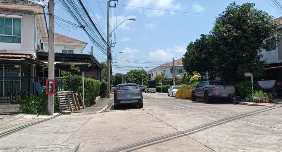 For sale 3 bedrooms townhouse in Mueang Samut Prakan, Samut Prakan