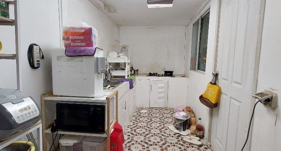 Casa adosada en venta de 3 habitaciones en Bang Khun Thian, Bangkok