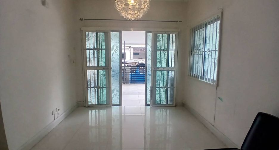 For rent 3 bedrooms townhouse in Pak Kret, Nonthaburi