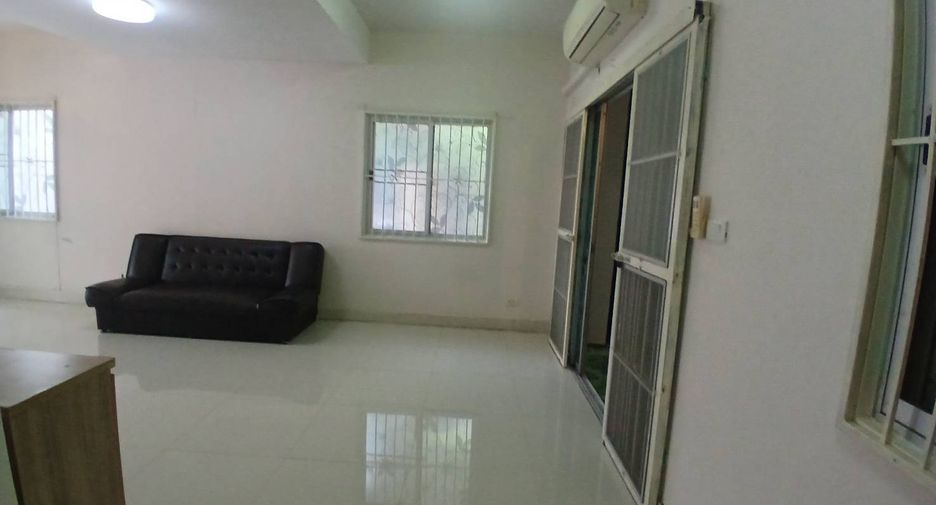 For rent 3 bedrooms townhouse in Pak Kret, Nonthaburi