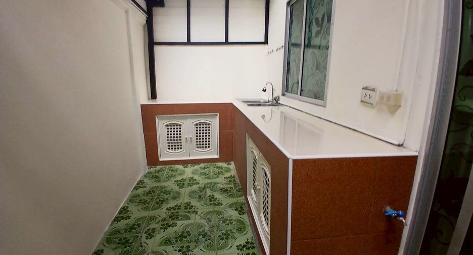 For rent 3 bedrooms townhouse in Pak Kret, Nonthaburi