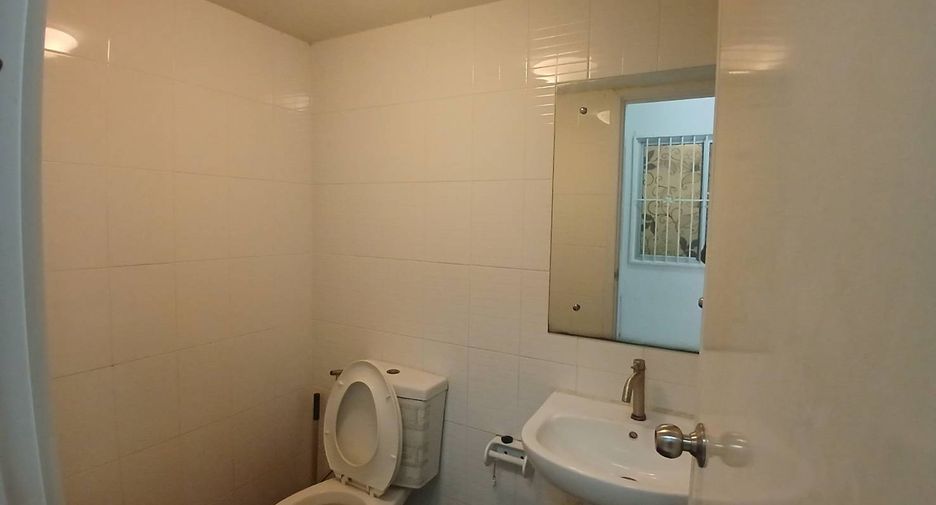 For rent 3 bedrooms townhouse in Pak Kret, Nonthaburi