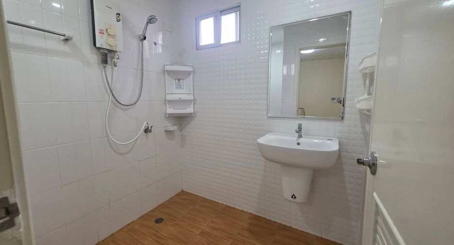 For rent 3 bedrooms townhouse in Pak Kret, Nonthaburi