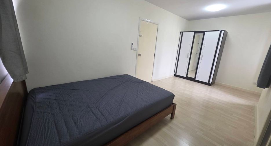 For rent 3 bedrooms townhouse in Pak Kret, Nonthaburi
