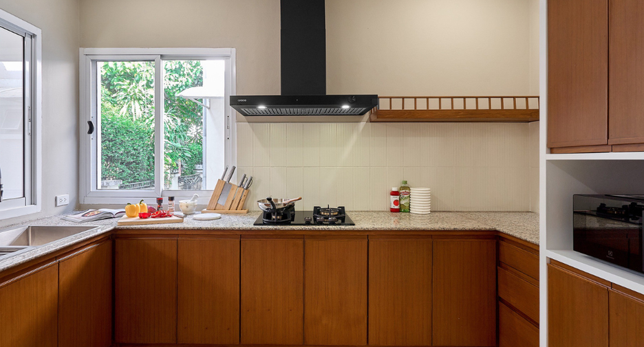 For sale 4 bedrooms house in Mueang Chiang Mai, Chiang Mai