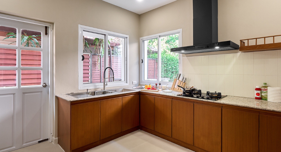 For sale 4 bedrooms house in Mueang Chiang Mai, Chiang Mai
