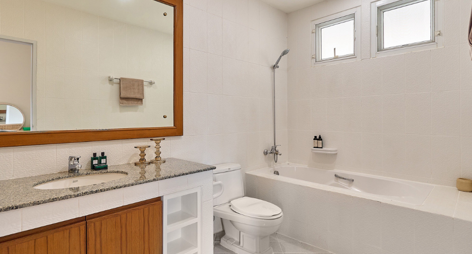 For sale 4 bedrooms house in Mueang Chiang Mai, Chiang Mai