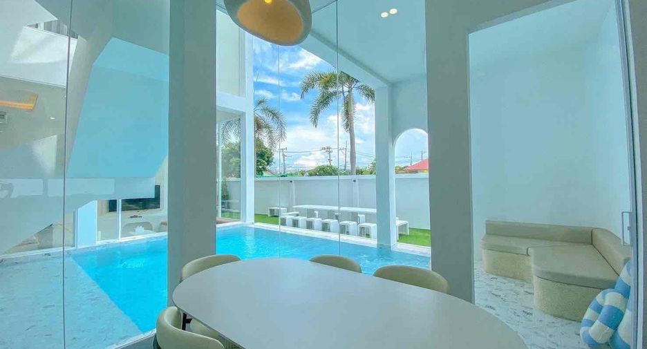 For rent 4 bedrooms villa in Bang Lamung, Chonburi