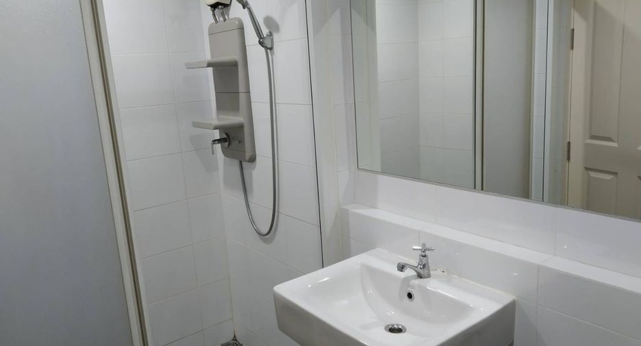 Condo en alquiler de 2 habitaciones en Huai Khwang, Bangkok