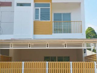 Casa adosada en venta de 3 habitaciones en Mueang Rayong, Rayong
