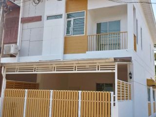 Casa adosada en venta de 3 habitaciones en Mueang Rayong, Rayong
