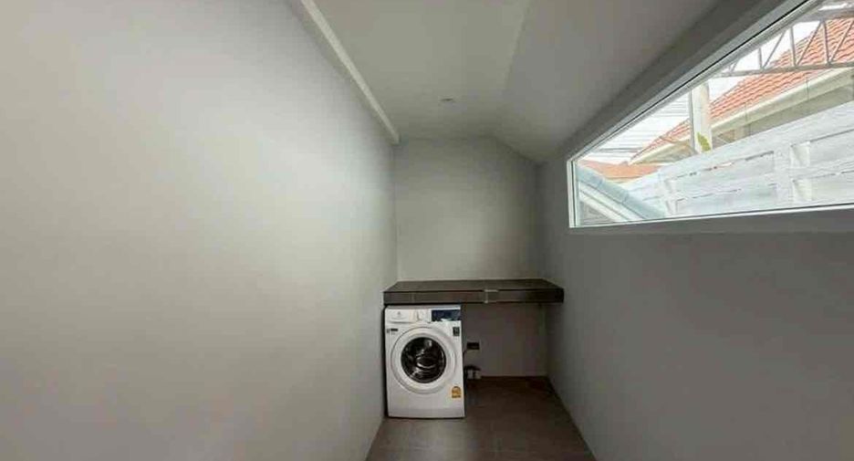 For rent 4 bedrooms villa in Bang Lamung, Chonburi