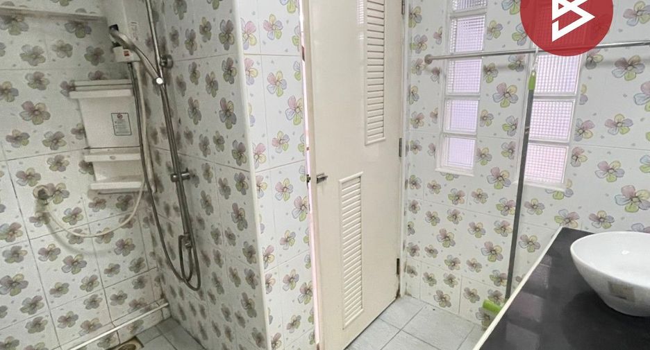 For sale 5 ベッドルーム townhouse in Mueang Chon Buri, Chonburi