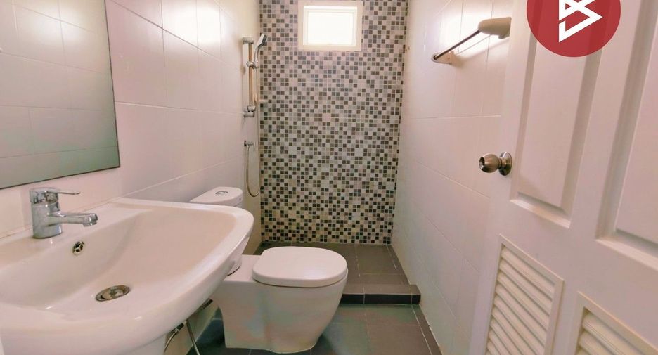 For sale 4 bedrooms townhouse in Mueang Samut Prakan, Samut Prakan