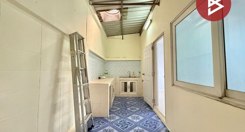 For sale 4 bedrooms townhouse in Mueang Samut Sakhon, Samut Sakhon