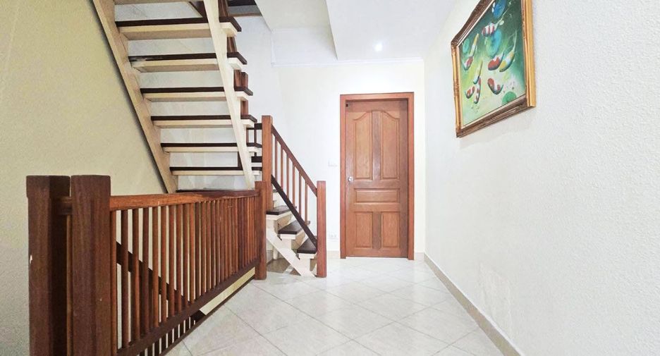 À louer 4 chambres maison de ville à Bang Lamung, Chonburi