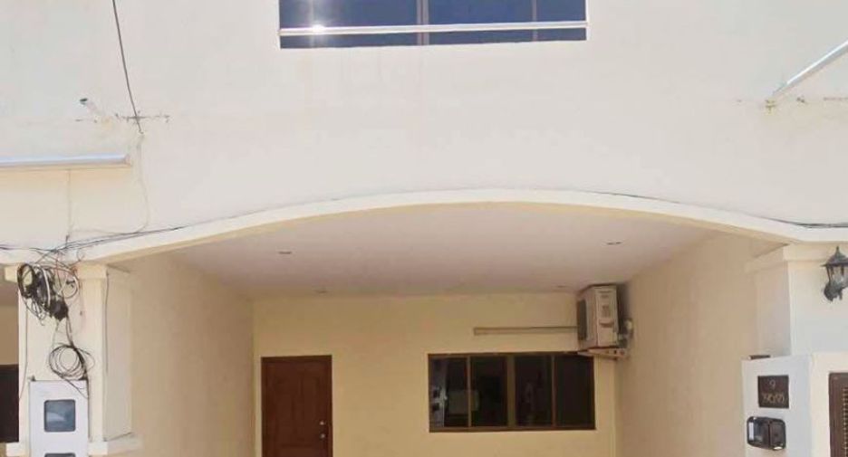 À louer 4 chambres maison de ville à Bang Lamung, Chonburi