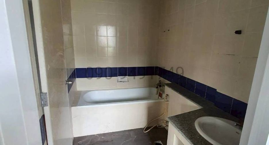 For sale 3 bedrooms townhouse in Mueang Samut Prakan, Samut Prakan