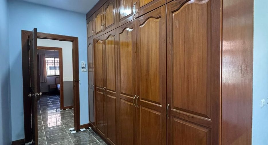 For rent 3 bedrooms villa in Bang Lamung, Chonburi