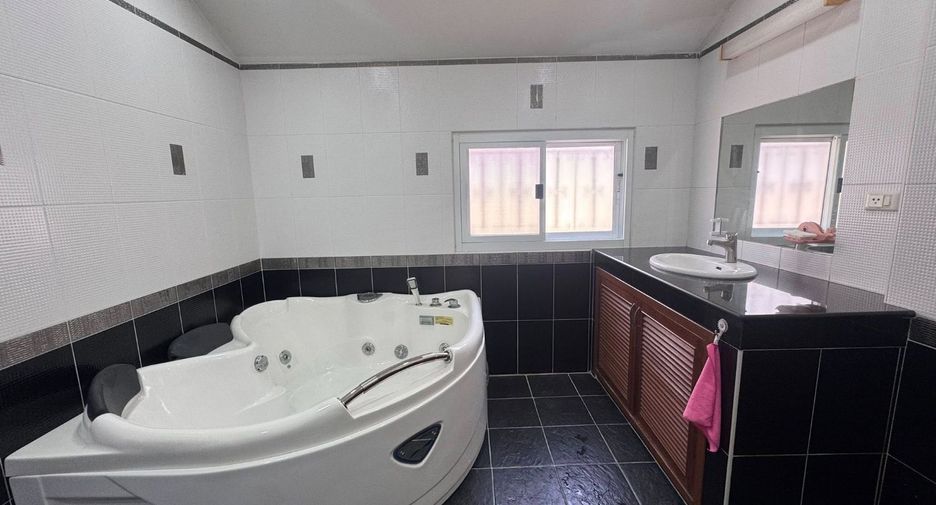 For rent 3 bedrooms villa in Bang Lamung, Chonburi