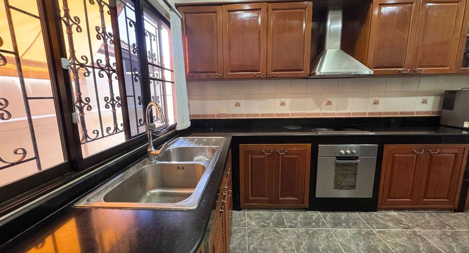 For rent 3 bedrooms villa in Bang Lamung, Chonburi
