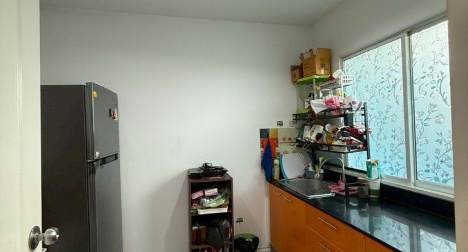 For sale 3 bedrooms townhouse in Prawet, Bangkok