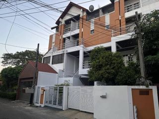 Reihenhaus zur Miete mit 6 Zimmer in Huai Khwang, Bangkok