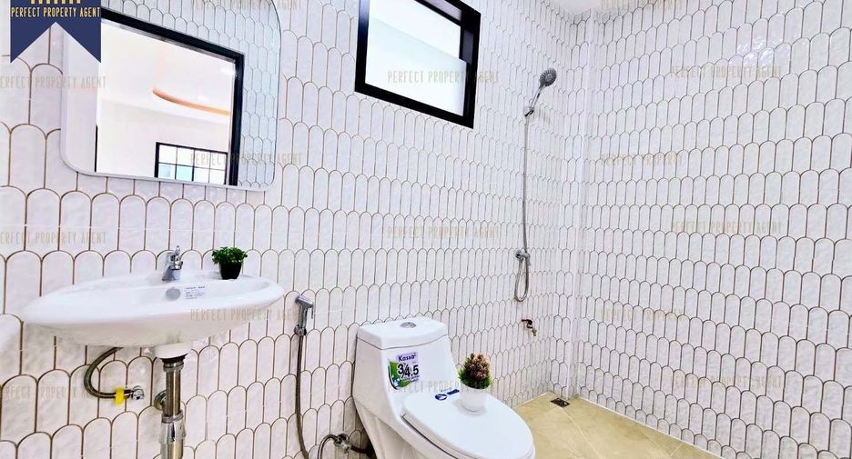 For sale 4 bedrooms house in Khlong Sam Wa, Bangkok