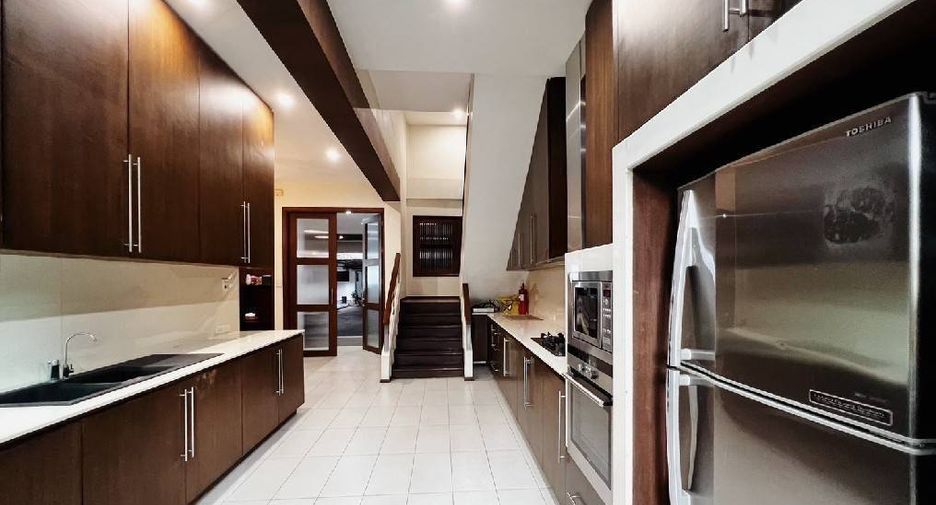 Reihenhaus zur Miete mit 4 Zimmer in Watthana, Bangkok