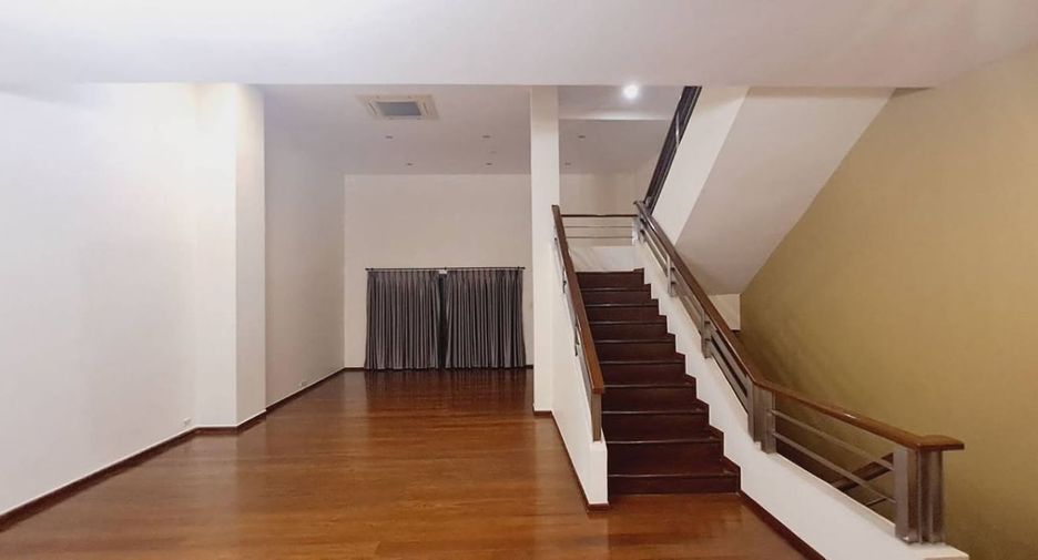 Reihenhaus zur Miete mit 4 Zimmer in Watthana, Bangkok