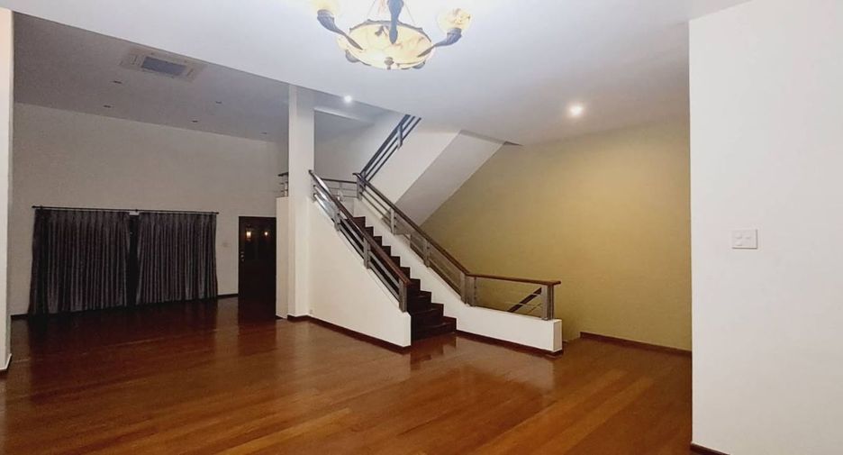 Reihenhaus zur Miete mit 4 Zimmer in Watthana, Bangkok