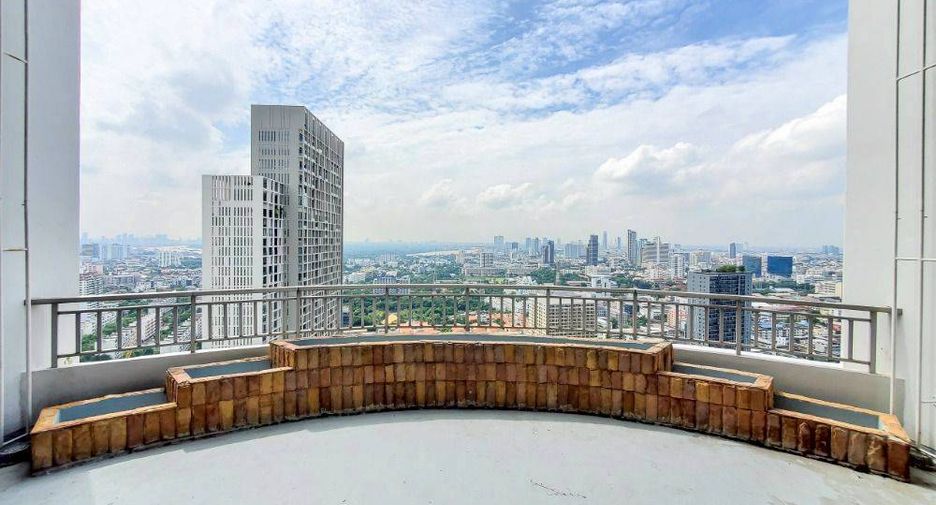For sale 4 bedrooms condo in Sathon, Bangkok