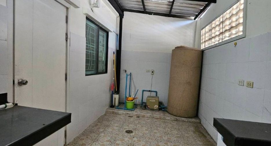 Casa adosada en venta de 3 habitaciones en Pak Kret, Nonthaburi