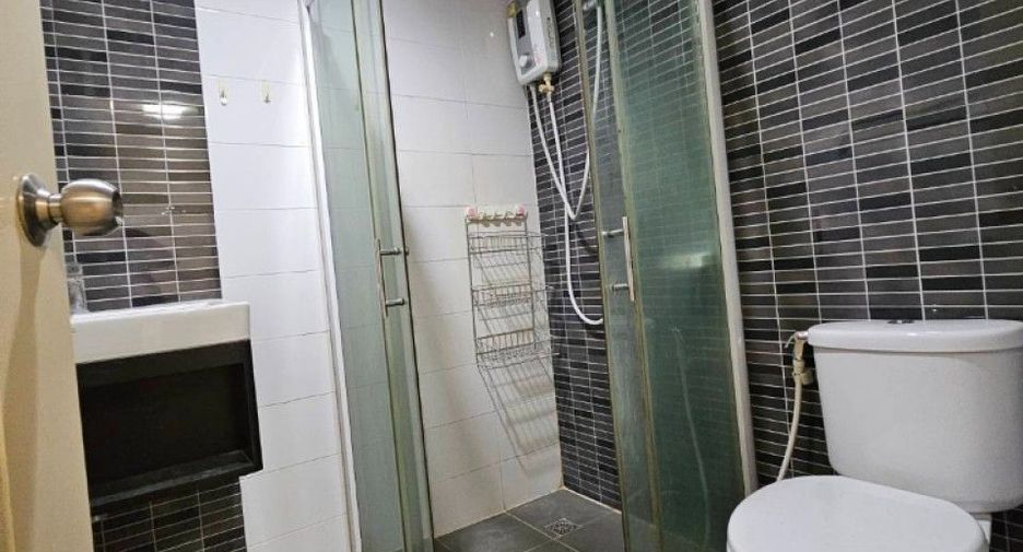 Casa adosada en venta de 3 habitaciones en Pak Kret, Nonthaburi