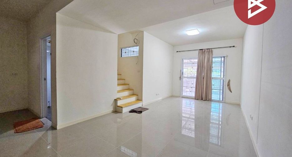 Casa adosada en venta de 3 habitaciones en Pak Kret, Nonthaburi