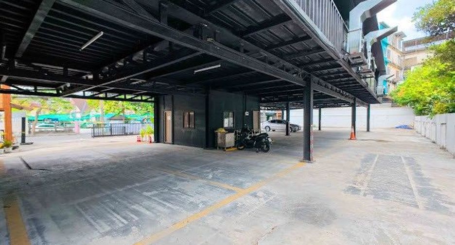For sale retail Space in Bangkok Noi, Bangkok