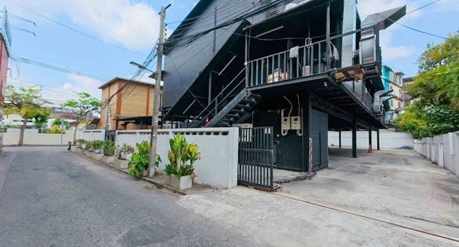 For sale retail Space in Bangkok Noi, Bangkok