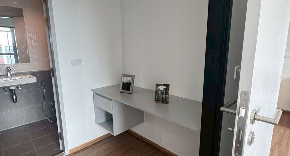 Condo en alquiler de 2 habitaciones en Huai Khwang, Bangkok