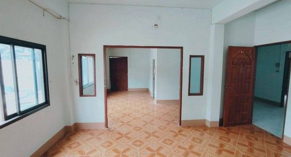 For sale 3 bedrooms house in Mueang Lamphun, Lamphun