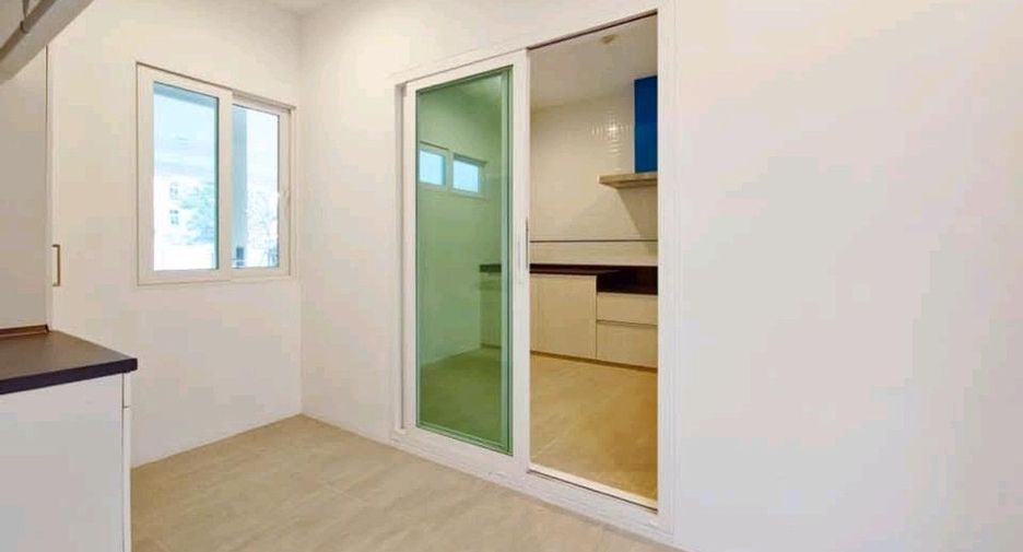 For sale 4 bedrooms house in Bang Khun Thian, Bangkok