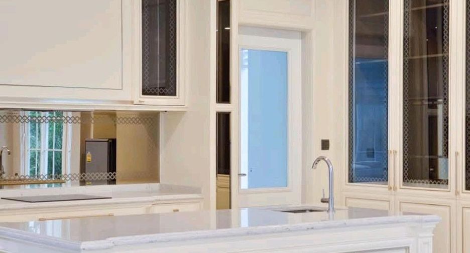 For sale 4 bedrooms house in Bang Khun Thian, Bangkok