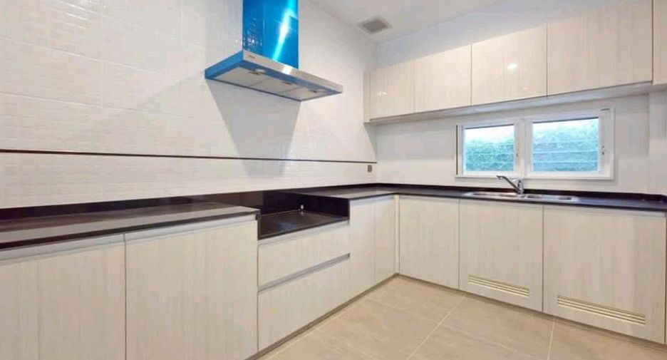 For sale 4 bedrooms house in Bang Khun Thian, Bangkok